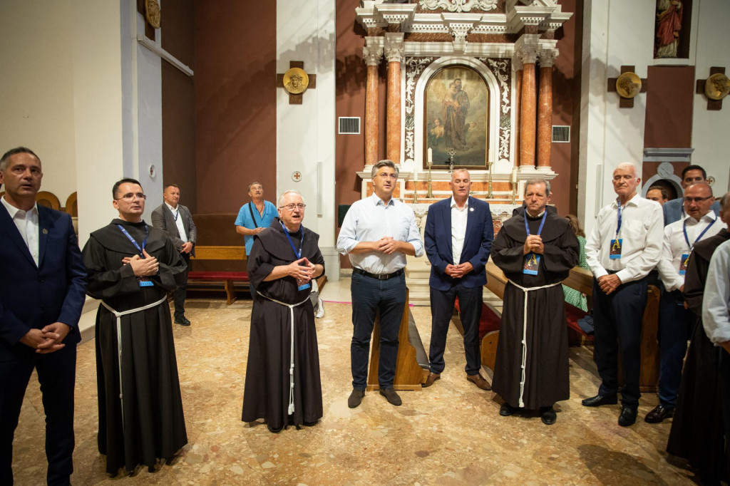 &lt;p&gt;Premijer Andrej Plenković susreo se sa gvardijanom sinjskog samostana fra Marinkom Vukmanom u crkvi Čudotvorne Gospe Sinjske&lt;br /&gt;
&lt;br /&gt;
&lt;br /&gt;
 &lt;/p&gt;