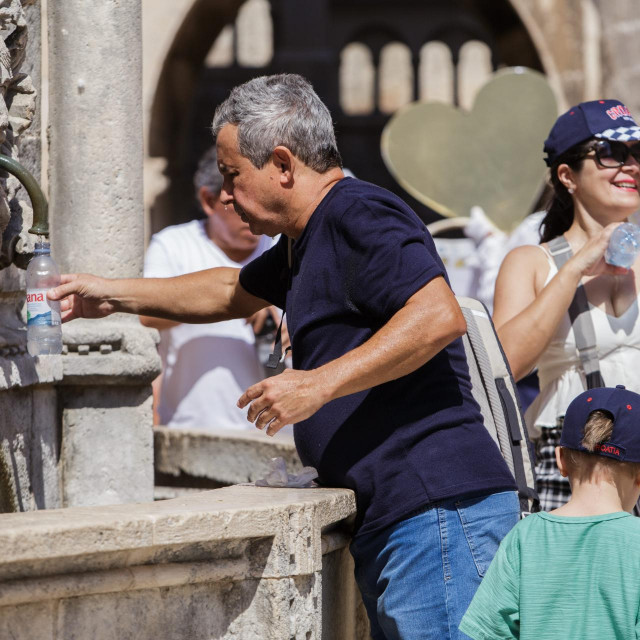 &lt;p&gt;Dubrovnik, 23072022.&lt;br /&gt;
Toplinski val na Stradunu otjerao je turiste u hlad i pod kisobrane koji sluze kao suncobrani. Gradske fontane trenutno su najposjeceniji kulturni spomenici.&lt;br /&gt;