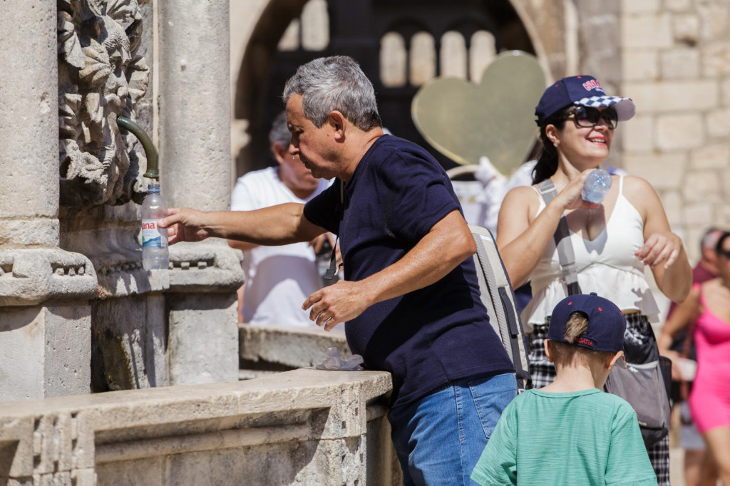 &lt;p&gt;Dubrovnik, 23072022.&lt;br /&gt;
Toplinski val na Stradunu otjerao je turiste u hlad i pod kisobrane koji sluze kao suncobrani. Gradske fontane trenutno su najposjeceniji kulturni spomenici.&lt;br /&gt;