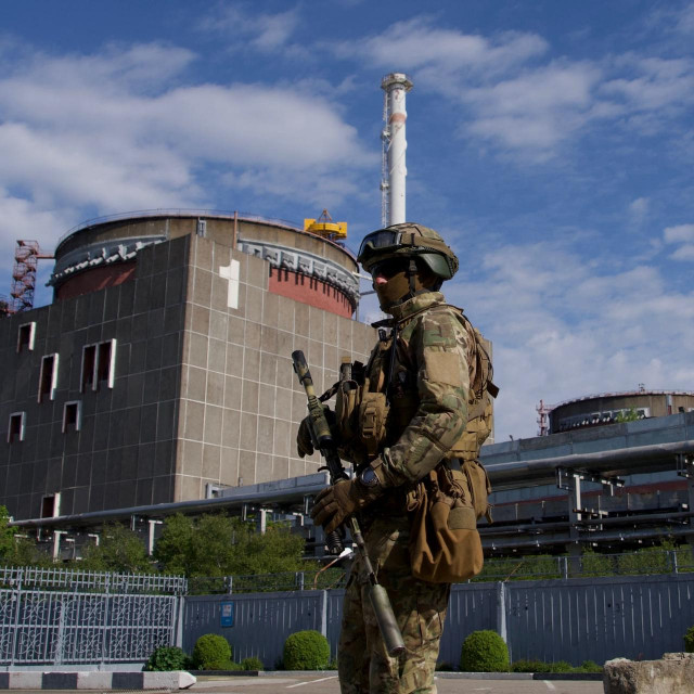 &lt;p&gt;Ruski vojnik ispred nuklearke&lt;/p&gt;
