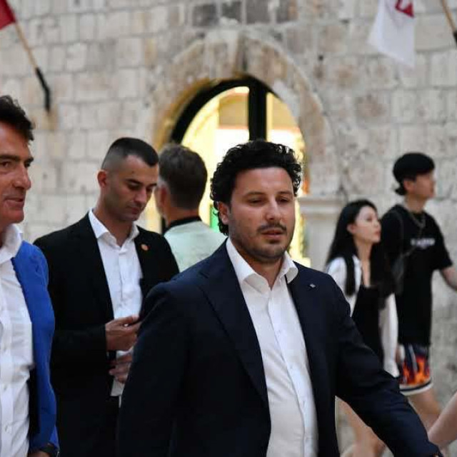 &lt;p&gt;Crnogorski premijer Dritan Abazović prošetao Stradunom sa svojim suradnicima&lt;/p&gt;