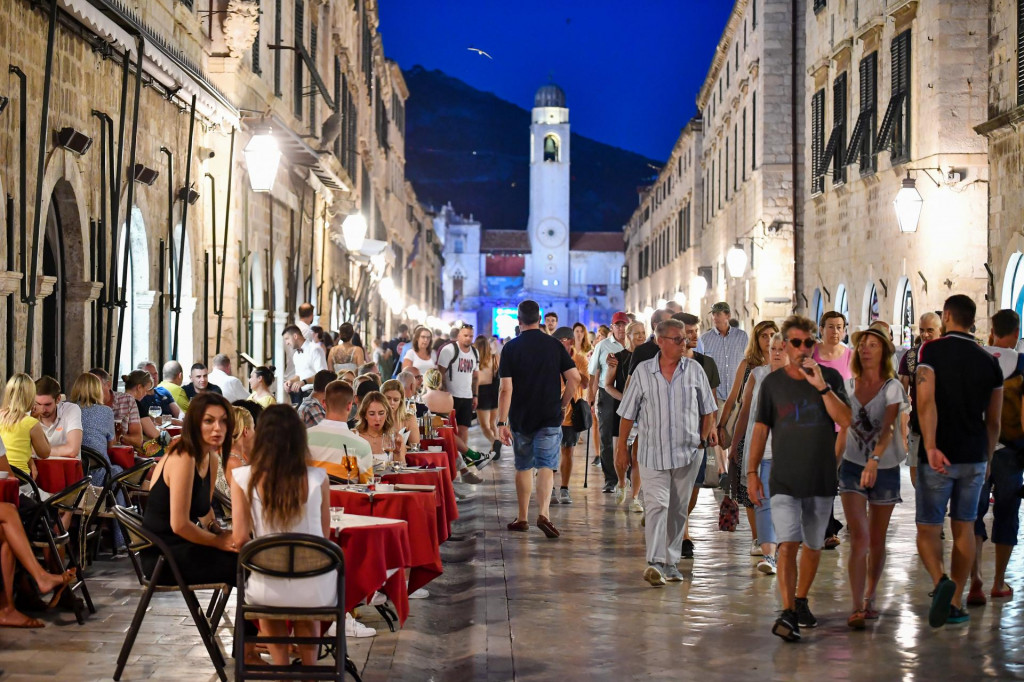 &lt;p&gt;Dubrovnik je pun turista&lt;/p&gt;