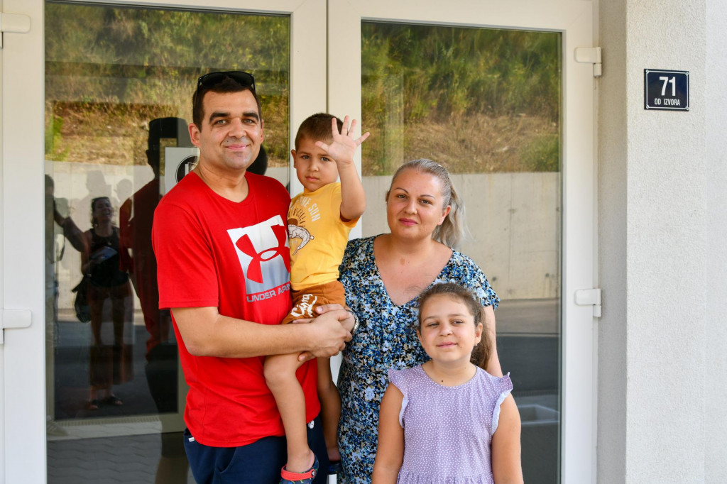 &lt;p&gt;Denis, Luka, Suzana i Nika, dubrovačka obitelj koja je dobila ključeve gradskog stana u sklopu projekta Dubrovačke sranogradnje&lt;/p&gt;