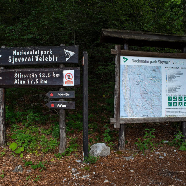 &lt;p&gt;Velebit, 140719.&lt;br /&gt;
Sjeverni Velebit - Park prirode Sjeverni Velebit&lt;br /&gt;
Strogi rezervat prirode, upisan na UNESCO-v popis mjesta svjetske bastine u Europi.&lt;br /&gt;
Na fotografiji: ulaz u Nacionalni park, tabla&lt;br /&gt;