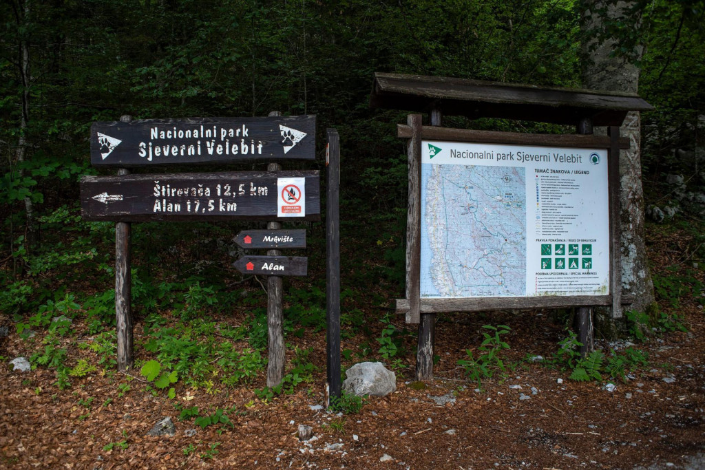 &lt;p&gt;Velebit, 140719.&lt;br /&gt;
Sjeverni Velebit - Park prirode Sjeverni Velebit&lt;br /&gt;
Strogi rezervat prirode, upisan na UNESCO-v popis mjesta svjetske bastine u Europi.&lt;br /&gt;
Na fotografiji: ulaz u Nacionalni park, tabla&lt;br /&gt;