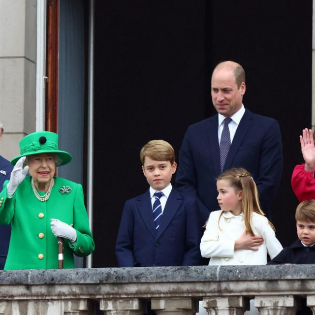 &lt;p&gt;Kraljevska obitelj: kraljicu Elizabetu II. nasljeđuje princ Charles, a slijedeći su u nasljendom redu William, George, Charlotte, pa Louise&lt;/p&gt;