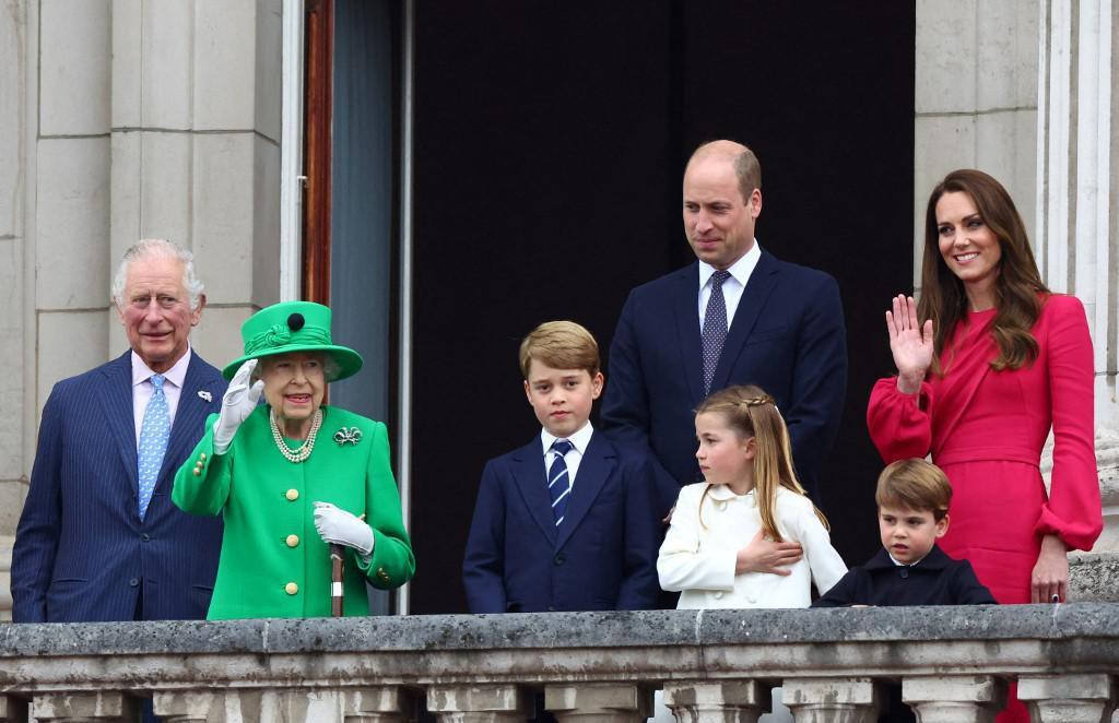 &lt;p&gt;Kraljevska obitelj: kraljicu Elizabetu II. nasljeđuje princ Charles, a slijedeći su u nasljendom redu William, George, Charlotte, pa Louise&lt;/p&gt;