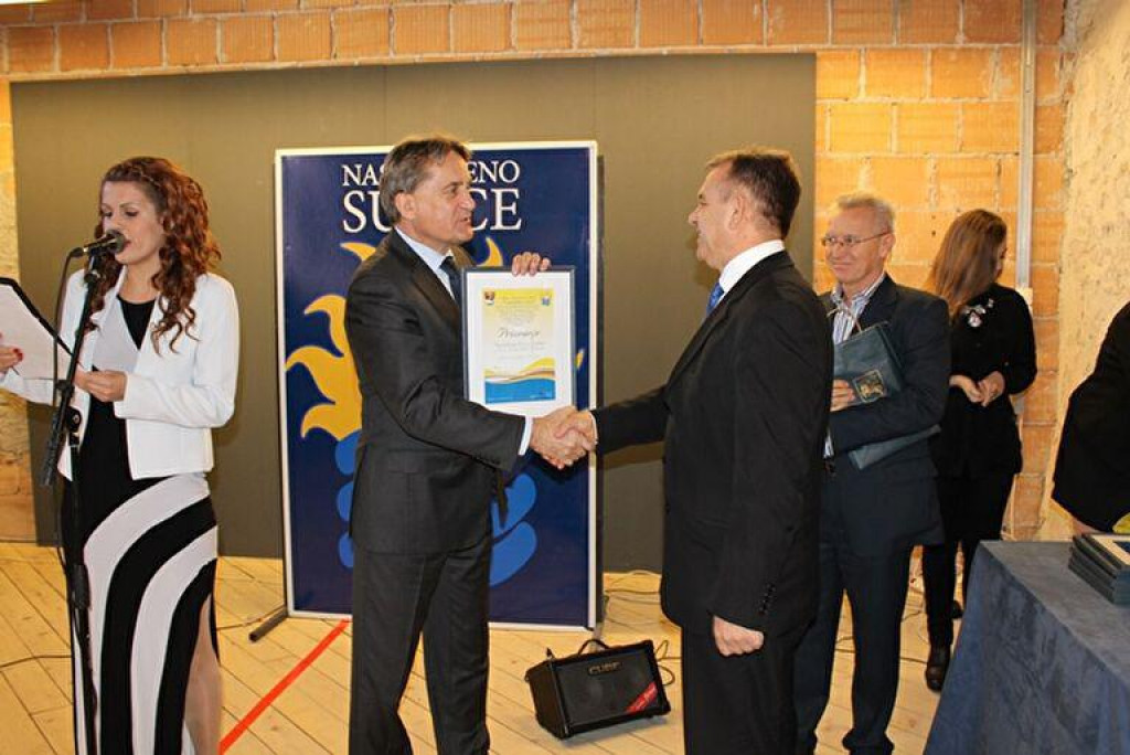 &lt;p&gt;Gradonačelnik Božidar Kalmeta uručuje nagradu Nasmiješeno sunce direktoru Nasada Lenku Ugriniću za uređenje Perivoja kraljice Jelene Madijevke 2014. godine&lt;/p&gt;