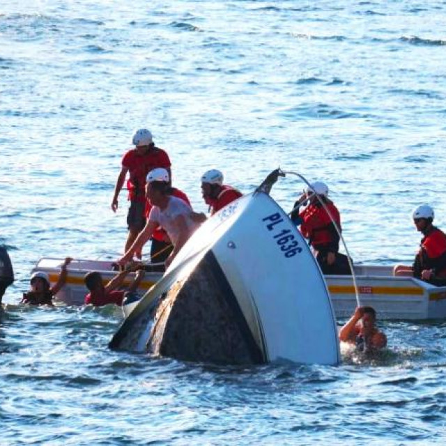&lt;p&gt;HGSS-ovo spašavanje broda na Neretvi, navodno je do sudara došlo pri pokušaju hvatanja boca piva&lt;/p&gt;