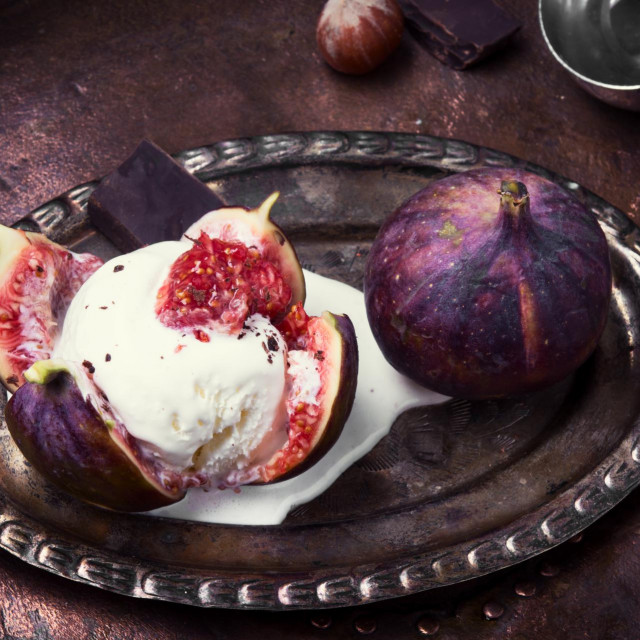 &lt;p&gt;dessert ice cream with figs in retro style&lt;/p&gt;