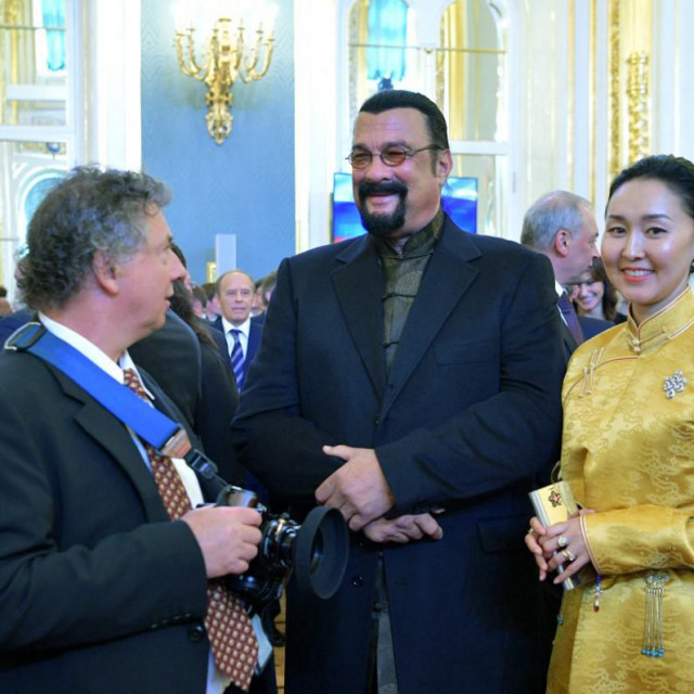 &lt;p&gt;Seagal sa suprugom Erdenetuyom Batsukh na inauguraciji ruskog predsjednika Vladimira Putina 2018. godine &lt;/p&gt;