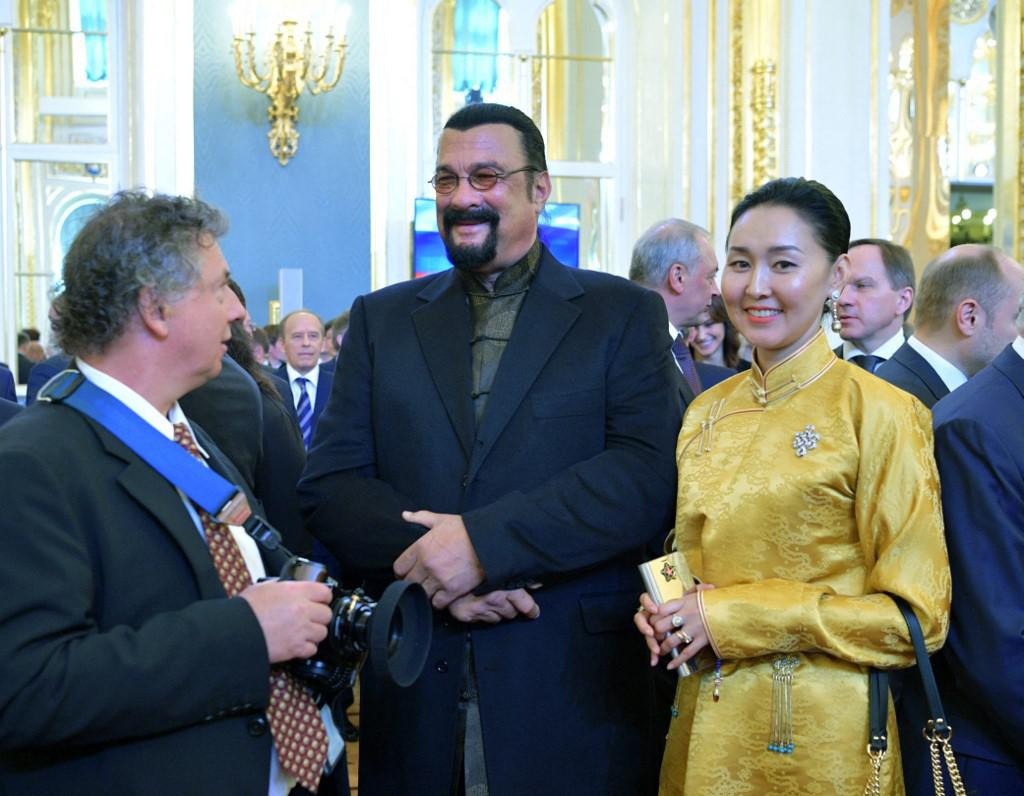 &lt;p&gt;Seagal sa suprugom Erdenetuyom Batsukh na inauguraciji ruskog predsjednika Vladimira Putina 2018. godine &lt;/p&gt;