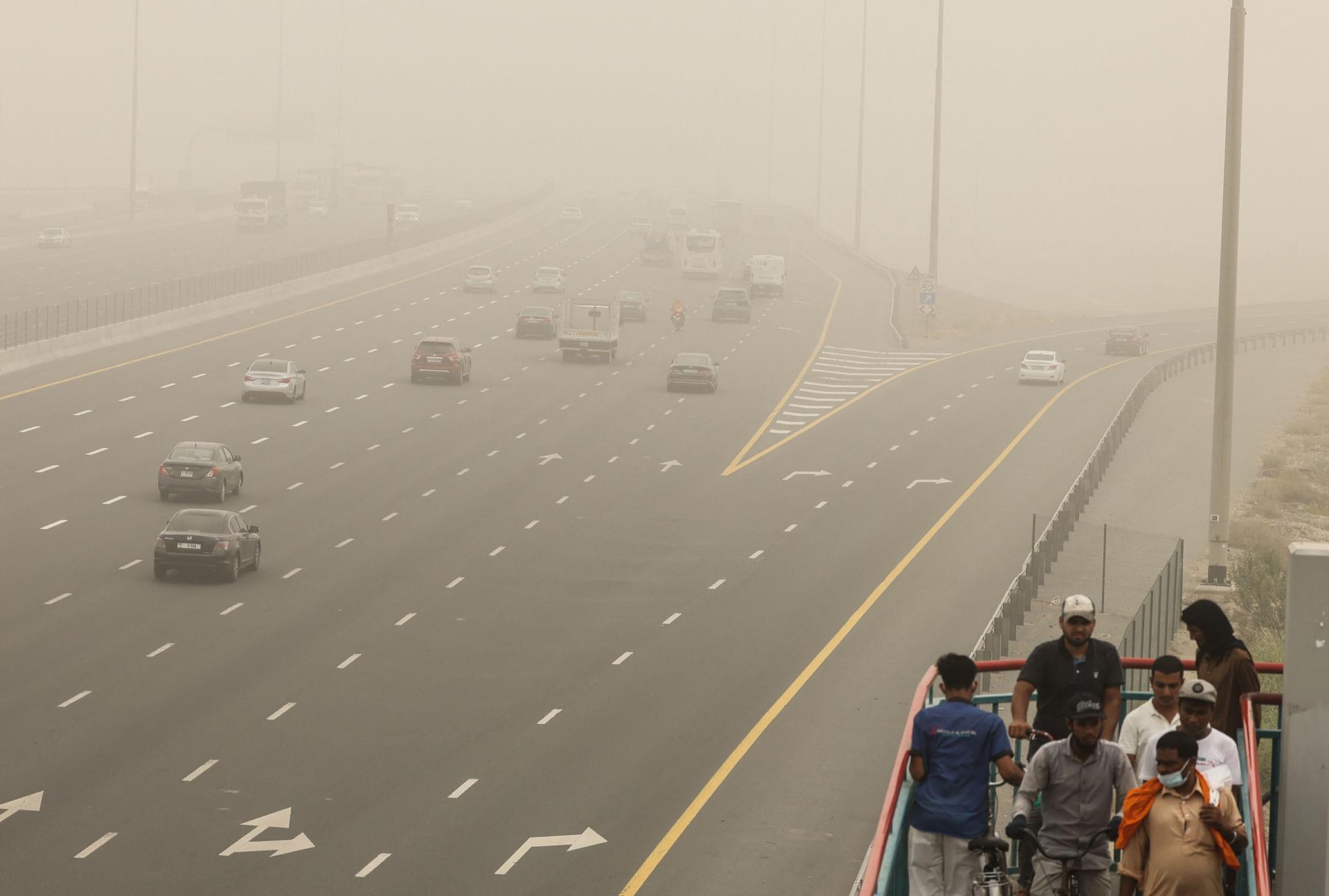 Бывают ли дожди в дубае. Песчаная буря в Дубае. Дубай накрывает Песчаная буря. Арабские эмираты песчаные бури. Пыльная буря в Дубае.