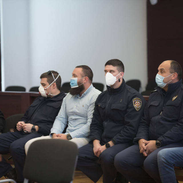 &lt;p&gt;Dean Majstorović Điđi, Bosiljko Šakić Bosi i Luka Buzdovačić Sken (slijeva nadesno) s pravosudnim policajcima lani tijekom suđenja&lt;/p&gt;