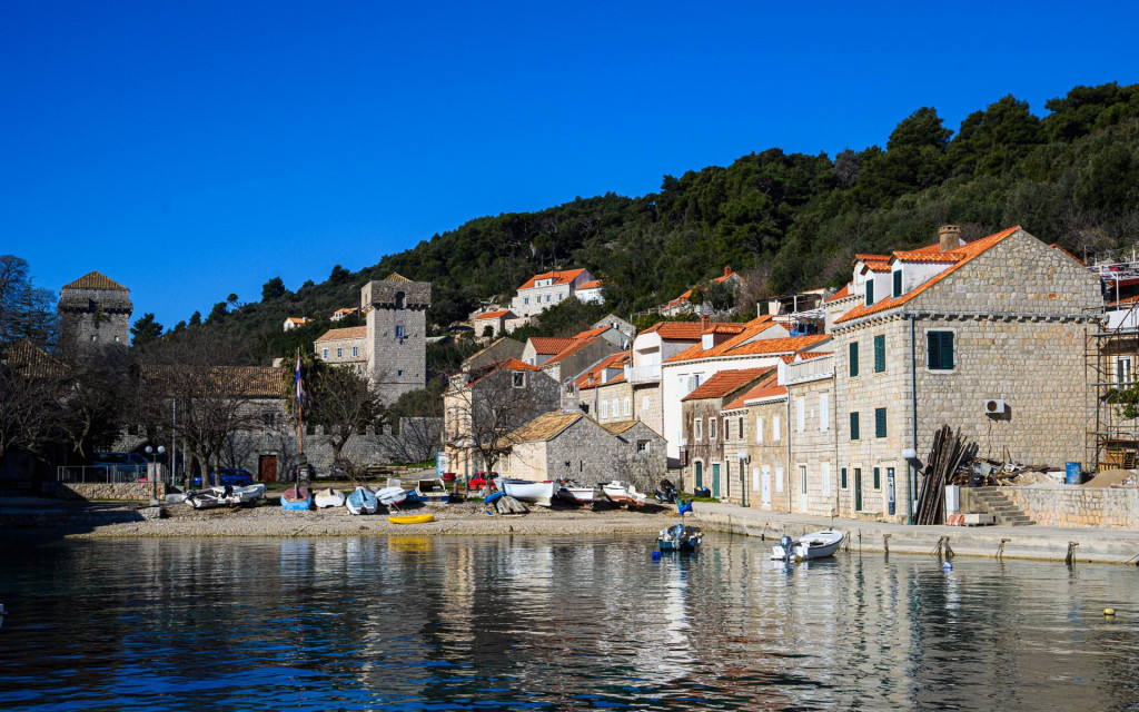 &lt;p&gt;Sipan,100222&lt;br /&gt;
Otok Sipan najveci je otok u skupini Elafiti kod Dubrovnika.&lt;br /&gt;
Na fotografiji: mjesto Sudjuradj&lt;br /&gt;