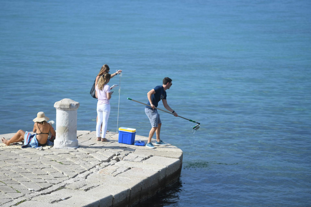 &lt;p&gt;Zadar, 160822.&lt;br /&gt;
Djelatnici zavoda za javno zdravstvo uzimaju uzorke morske vode za analizu na plazi Kolovare.&lt;br /&gt;