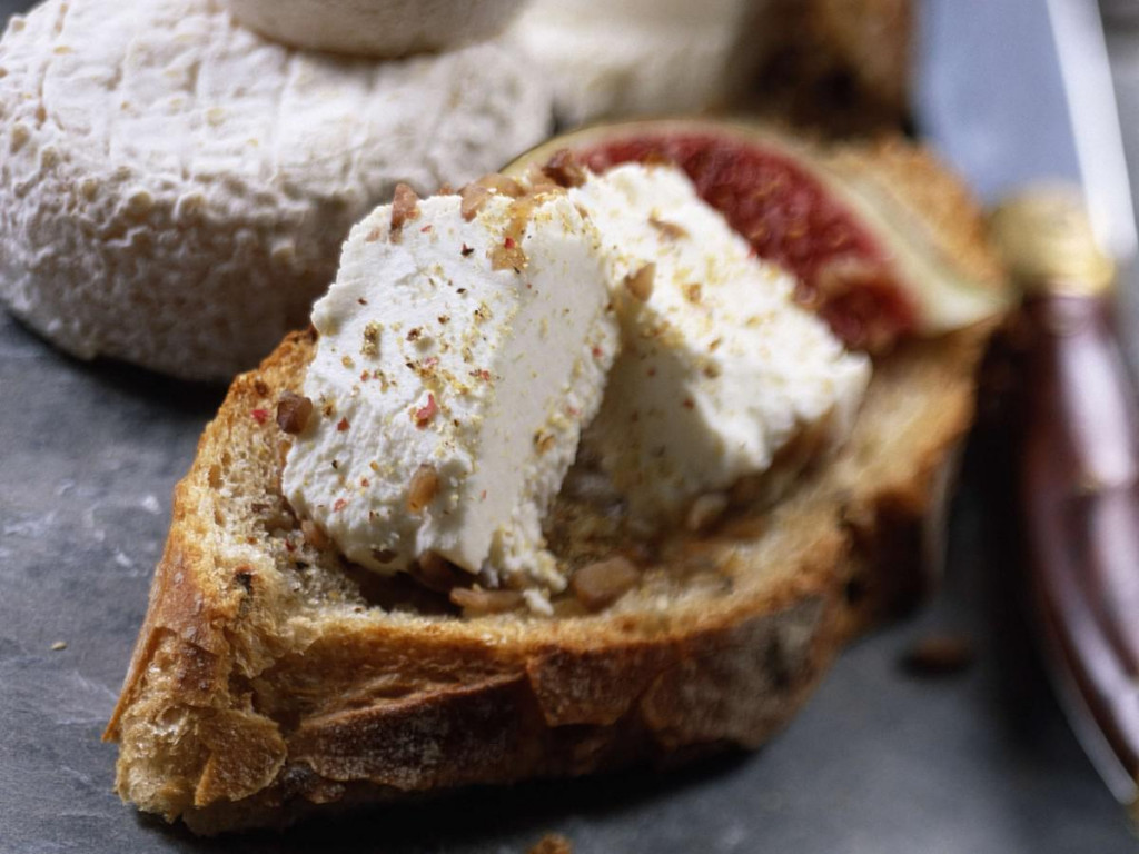 &lt;p&gt;Smokve sa sirom na integralnom kruhu izvanredan su obrok za početak dana&lt;/p&gt;