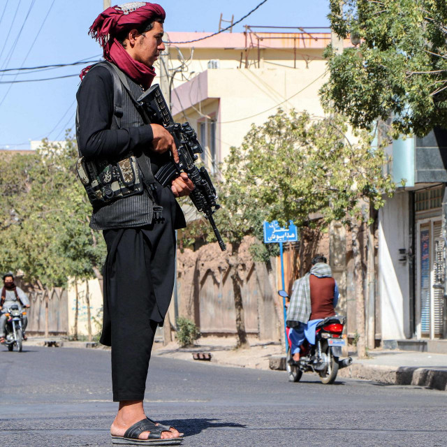 &lt;p&gt;Talibanski vojnik na ulici Kabula - broj terorističkih napada se smanjio, ali ljudi i dalje ginu&lt;/p&gt;