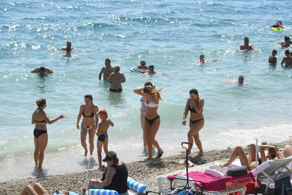 &lt;p&gt;Zadar, 160822.&lt;br /&gt;
Zbog sumnji na oneciscenje mora ispred plaze Kolovare, koncesionar Obala i lucice dao je nalog spasilackoj sluzbi da plavu zastavu zamijene crvenom. Crvena zastava znaci trenutnu zabranu kupanja, odnosno situaciju u kojoj kupanje nije sigurno.&lt;br /&gt;