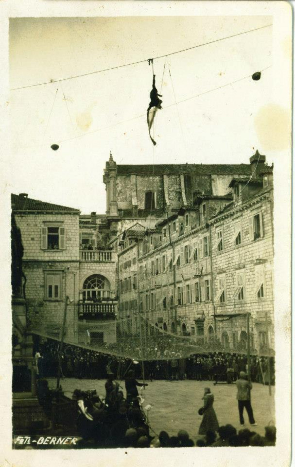 &lt;p&gt;vratolomije akrobata 1930. godine iznad Gundulićeve poljane&lt;/p&gt;
