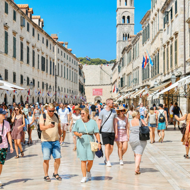 &lt;p&gt;Dubrovnik, 050822&lt;br /&gt;
Turisti u prijepodnevnim satima bez obzira na vrucinu setaju Stradunom.&lt;br /&gt;