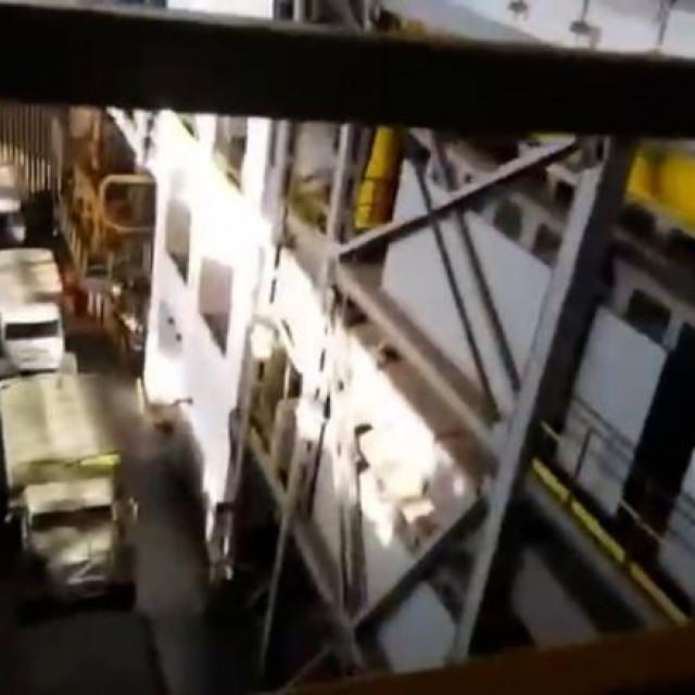 &lt;p&gt;Nove videosnimke snimljene dronom pokazuju premještanje ruskih oklopnjaka i kamiona sa streljivom u hale s turbinama reaktora, u očitom pokušaju da se ove iskoriste kao ”bunker”&lt;/p&gt;