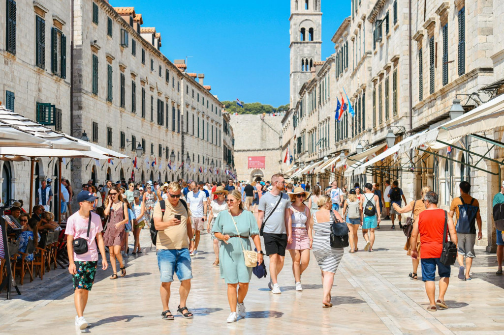 &lt;p&gt;Dubrovnik, 050822&lt;br /&gt;
Turisti u prijepodnevnim satima bez obzira na vrucinu setaju Stradunom.&lt;br /&gt;
