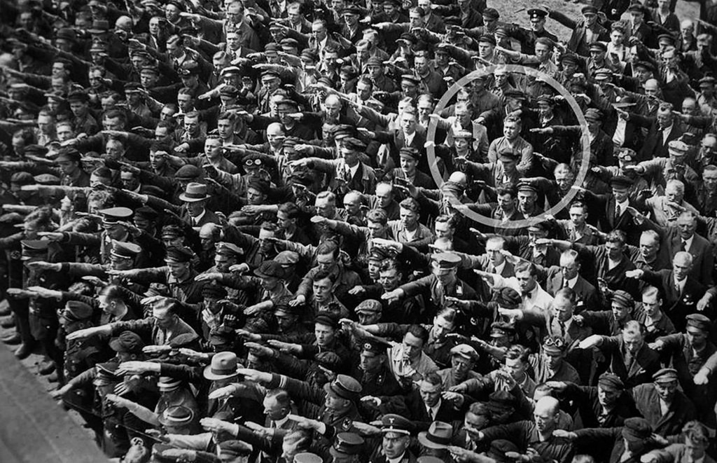&lt;p&gt;Slavna fotografija na kojoj je August Landmesser prkosno prekrižio ruke dok svi oko njega uzdignutom desnicom pozdravljaju Adolfa Hitlera&lt;/p&gt;