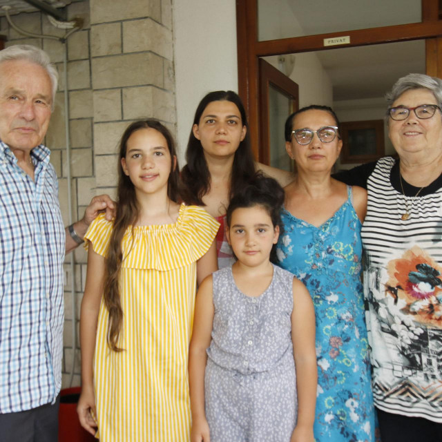 &lt;p&gt;Halina, Bohdana, Liliya i Sofia sa Romom i Marijom Puharić&lt;/p&gt;