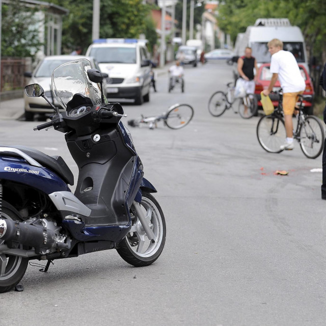 &lt;p&gt;Zagreb, 220809.&lt;br /&gt;
Dubrava, Vinodolska ulica.&lt;br /&gt;
Sudar mopedista i biciklista, sudionici prometne nezgode ozlijedjeni.&lt;br /&gt;
Na slici: ocevid u tijeku.&lt;br /&gt;