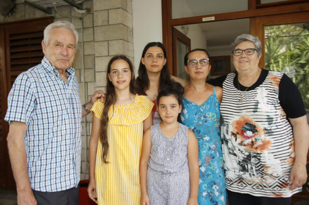 &lt;p&gt;Halina, Bohdana, Liliya i Sofia sa Romom i Marijom Puharić&lt;/p&gt;