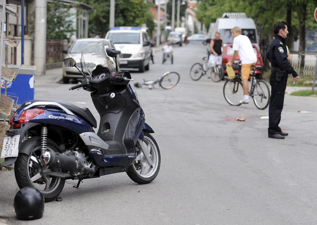 &lt;p&gt;Zagreb, 220809.&lt;br /&gt;
Dubrava, Vinodolska ulica.&lt;br /&gt;
Sudar mopedista i biciklista, sudionici prometne nezgode ozlijedjeni.&lt;br /&gt;
Na slici: ocevid u tijeku.&lt;br /&gt;