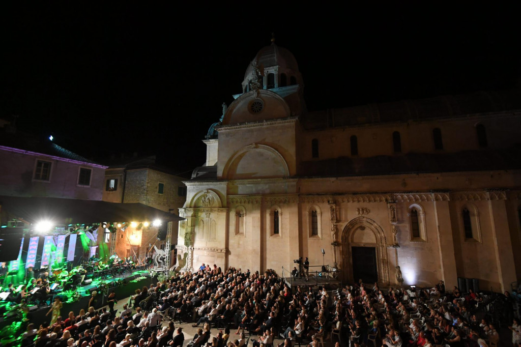 &lt;p&gt;Sibenik, 200822.&lt;br /&gt;
Trg Republike Hrvatske.&lt;br /&gt;
Festival 25. Dalmatinska sansona Sibenik 2022. Vecer novih skladbi.&lt;br /&gt;