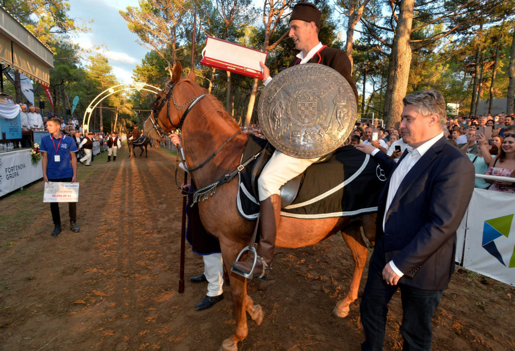 &lt;p&gt;Pobjednik Petar Benčić i predsjednik Zoran Milanović&lt;/p&gt;