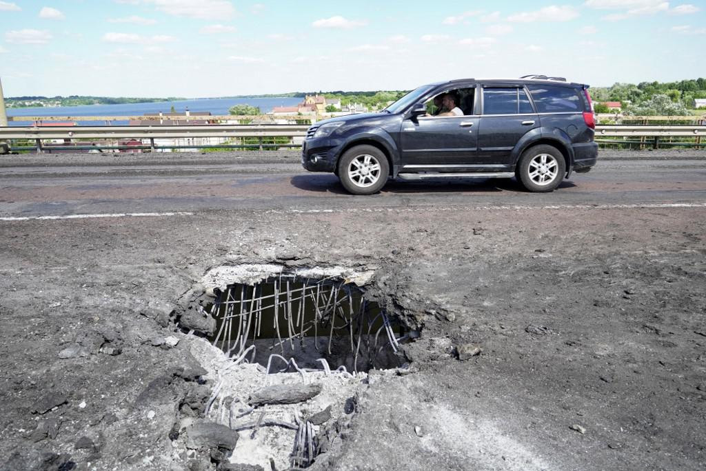 &lt;p&gt;Automobil prolazi pokraj kratera na mostu Antonovski u Hersonu preko rijeke Dnjepar, nastalog u ukrajinskom raketnom napadu&lt;/p&gt;