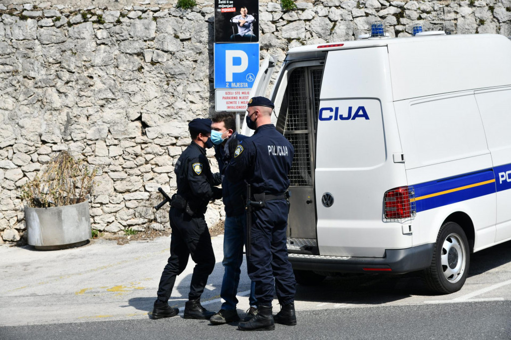 &lt;p&gt;&lt;br /&gt;
Ubojica iz Ploča, koji je ubio brata i 16-godisnjaka na putu do skole, doveden je pred istražnog suca u Dubrovniku&lt;br /&gt;
 &lt;/p&gt;