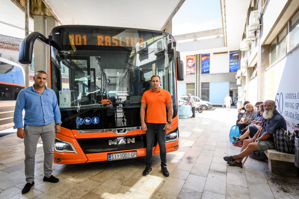 &lt;p&gt;Sibenik, 230822.&lt;br /&gt;
Prve probne voznje novih gradskih autobusa nabavljenih u sklopu EU projekta Integrirana mobilnost na podrucju grada Sibenika, ukupno 11 autobusa pocet ce prometovati pocetkom rujna.&lt;br /&gt;
Na fotografiji: vozaci Ante Belak i Ivan Zivkovic.&lt;br /&gt;