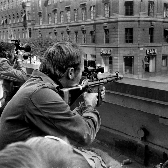 &lt;p&gt;Policijski snajperisti na krovu nasuprot Kreditbanke u Stockholmu 24. kolovoza 1973. Upravo u ovoj pljački je nastao termin ”Stockholmski sindom”&lt;/p&gt;