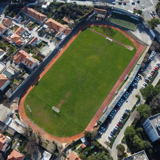 &lt;p&gt;Projekt Arena Dubrovnik mora uključiti izgradnju nogometnog stadiona s hibridnom travom kapaciteta 4500 natkrivenih sjedećih mjesta&lt;/p&gt;