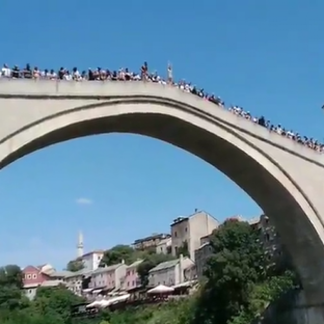 &lt;p&gt;Djevojčica praćena publikom neposredno prije skoka s mosta u Neretvu&lt;/p&gt;