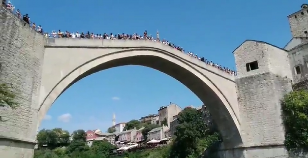 &lt;p&gt;Djevojčica praćena publikom neposredno prije skoka s mosta u Neretvu&lt;/p&gt;