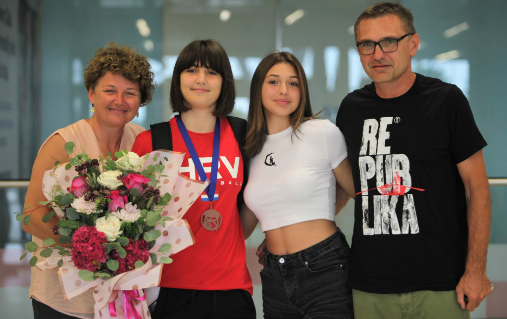 &lt;p&gt;Ponosni Majstorovići na okupu u dubrovačkoj zračnoj luci - mama Alma, junakinja Ella i njezina mlađa sestra Una, te tata Ivan&lt;/p&gt;