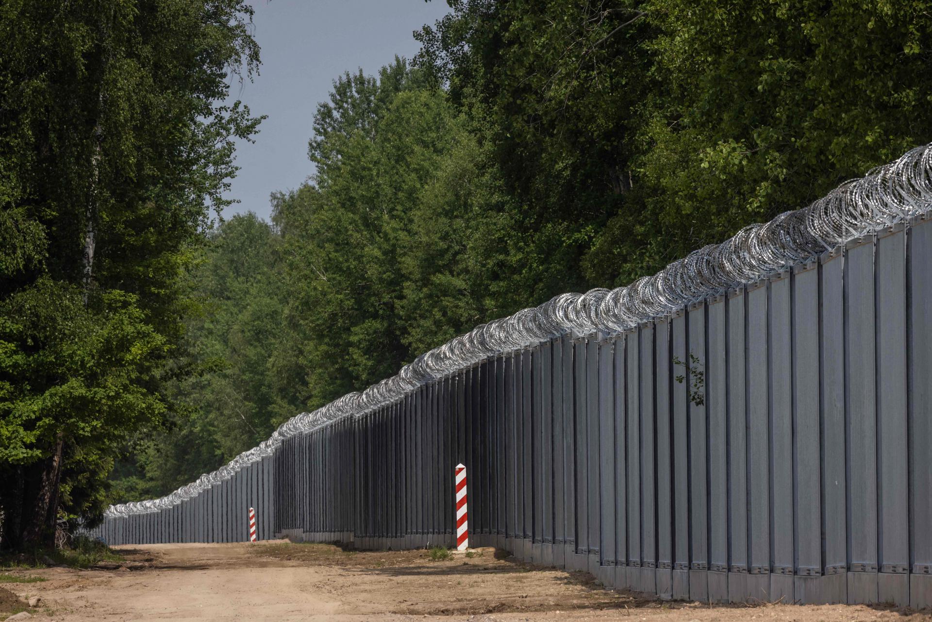 Что происходит на границе беларуси. Забор граница Польша Литва. Стена Польша Белоруссия. Забор на границе с Польшей. Бетонные заграждения на границе с Польшей.