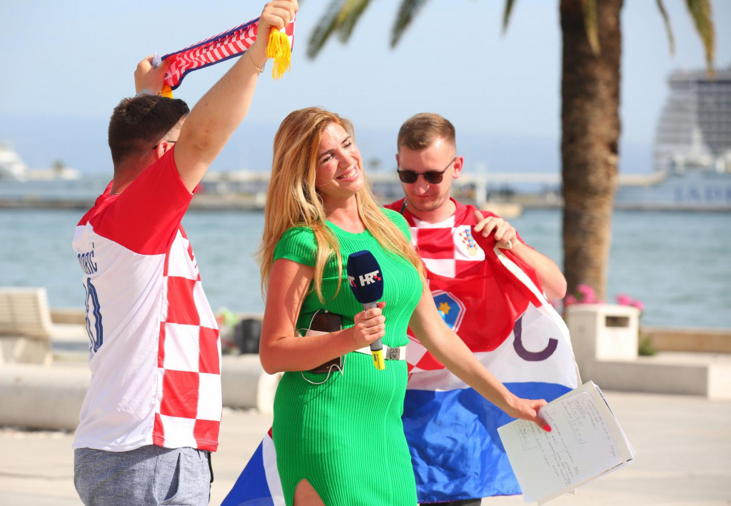 &lt;p&gt;Mirta okružena navijačima i fanovima na splitskoj Rivi pred nogometnu utakmicu između Hrvatske i Francuske&lt;/p&gt;
