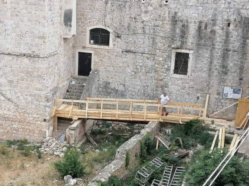 &lt;p&gt;drveni most koji vodi do prostora Gradske glazbe Dubrovnik&lt;/p&gt;
