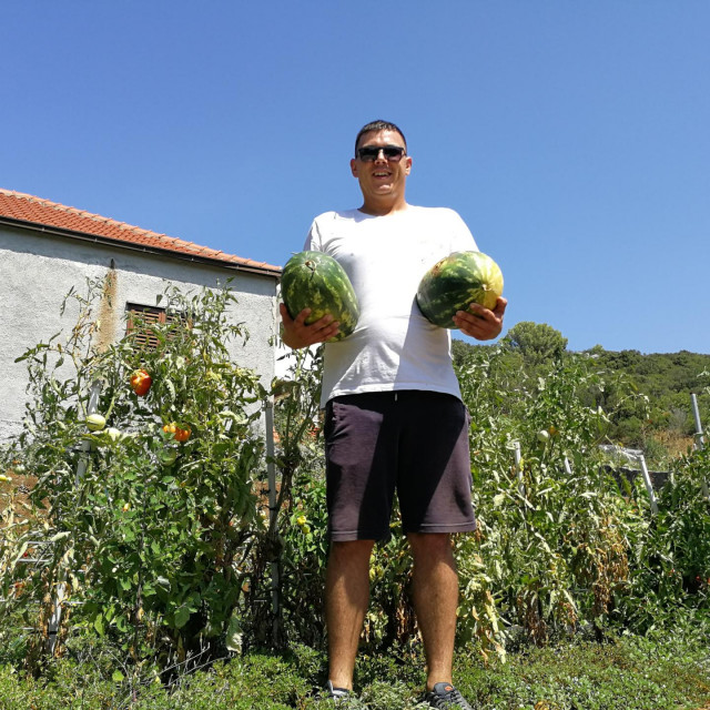 &lt;p&gt;Ante Glavor s lubenicama za darivanje iz svog vrta&lt;/p&gt;