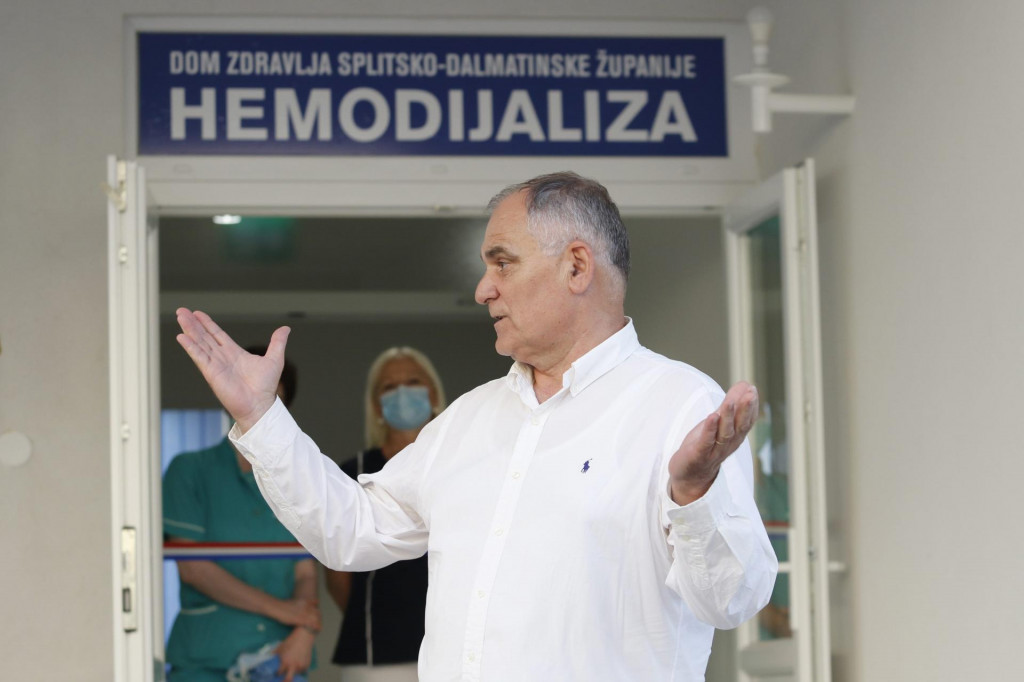 &lt;p&gt;Župan Blaženko Boban pred makarskom Hemodijalizom&lt;/p&gt;