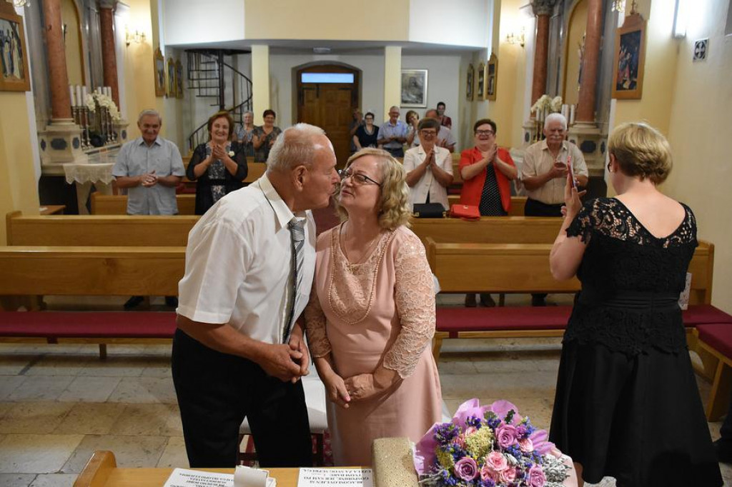 &lt;p&gt;Dunja i Ante Glamuzina proslavili su 50 godina braka i obnovili bračne zavjete&lt;/p&gt;