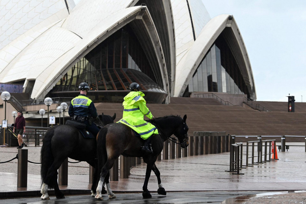 &lt;p&gt;Policer offers patrol on their service horses in front of the Sydney Opera House on September 13, 2021 amid Covid-19 pendamic. (Photo by Saeed KHAN/AFP)&lt;/p&gt;