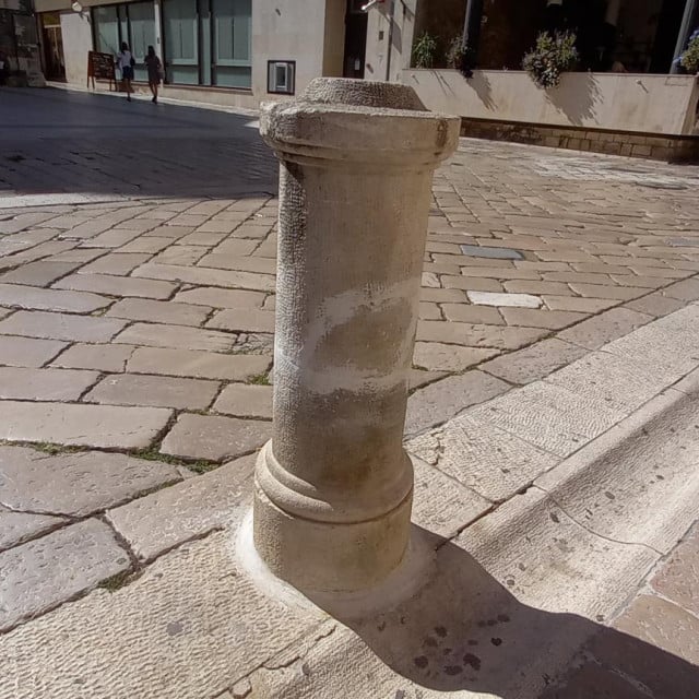 <p>Obnovljeni kameni stupić na Poljani Pape Aleksandra II</p>